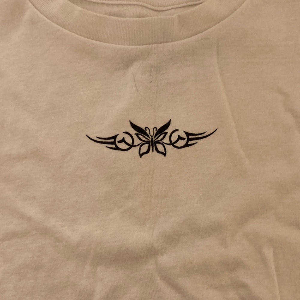 cute coquette butterfly 🦋 teeNOT OVERSIZED BORMAL SIZED FITS AN XS